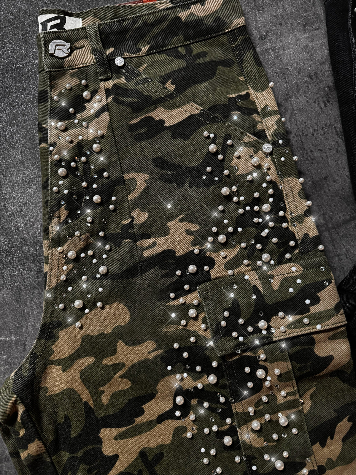 CAMO CARGO EMBELLISH DENIM